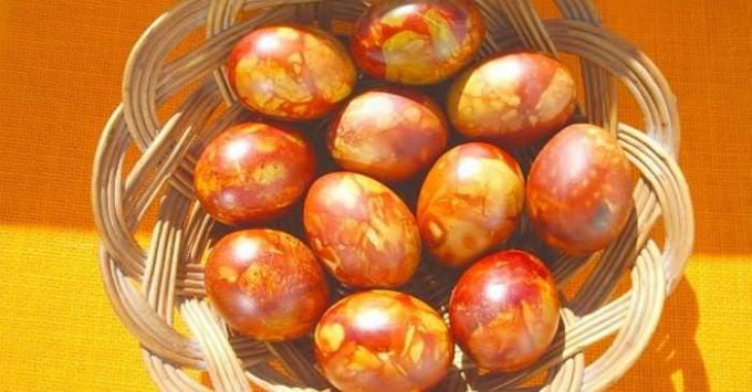 Як фарбувати яйця в цибулинні — народні способи