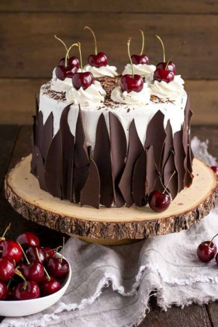Неповторний торт Чорний ліс — соковитий і апетитний німецький десерт!