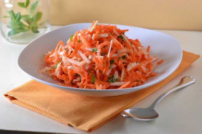 Салат із моркви і яблука — 9 корисних рецептів