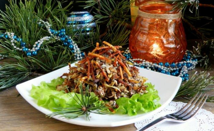 Салат мурашник з куркою і картопляної соломкою — 5 кращих рецептів