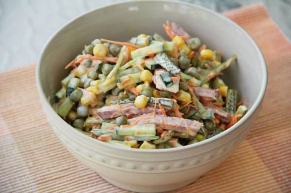 Салат з кукурудзою і ковбасою – 7 простих і смачних рецептів