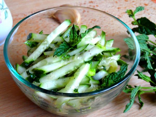 Салат з огірків на зиму – 10 найбільш смачних рецептів