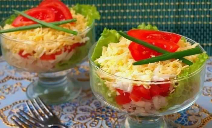 Салат з рибних консервів — найкращі рецепти