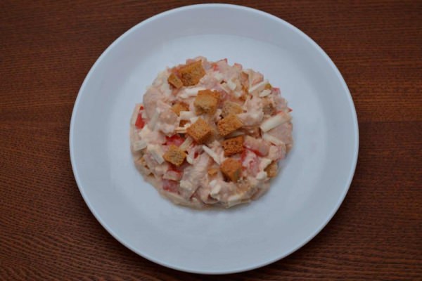 Салат з сухарикими і копченою ковбасою – 7 рецептів