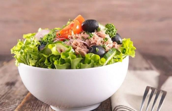 салат з тунцем і салатом айсберг — корисно і смачно