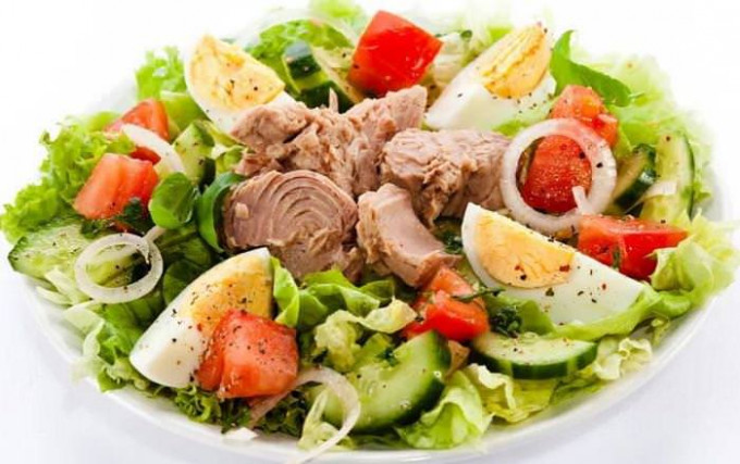 салат з тунцем і салатом айсберг — корисно і смачно