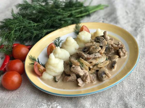 Свинина з грибами в сметанному соусі – 7 рецептів приготування