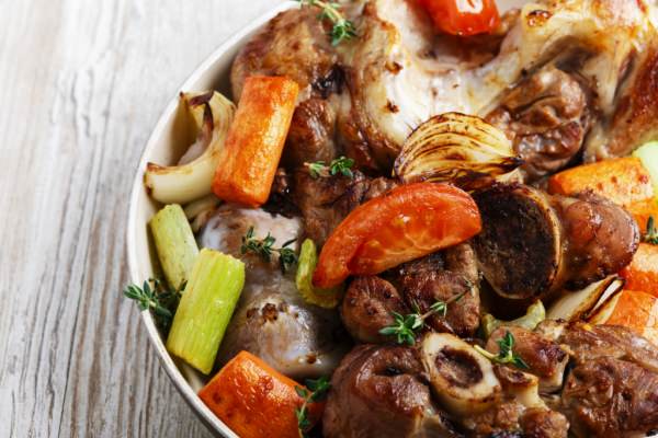 Тушкована свинина з овочами — 6 рецептів приготування на сковороді