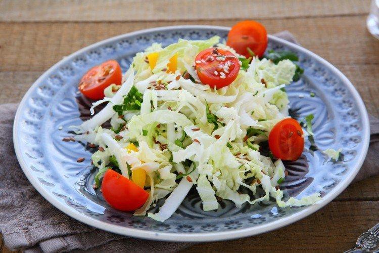 Салат з пекінської капусти та овочами