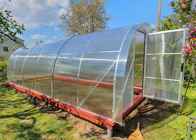 Яка різниця між теплицею і парником