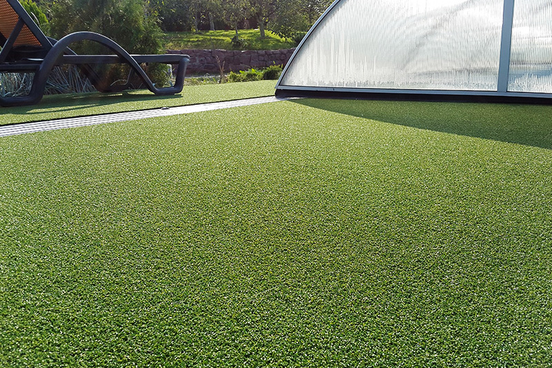 Штучна трава на газон. Переваги на недоліки