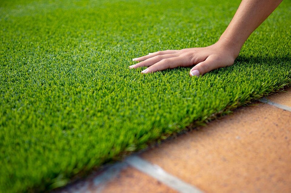 Штучна трава на газон. Переваги на недоліки