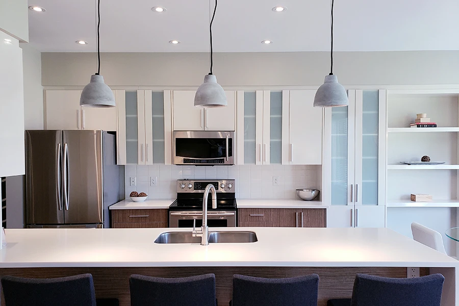 Мебельная фурнитура в современном интерьере: как детали создают характер пространства?